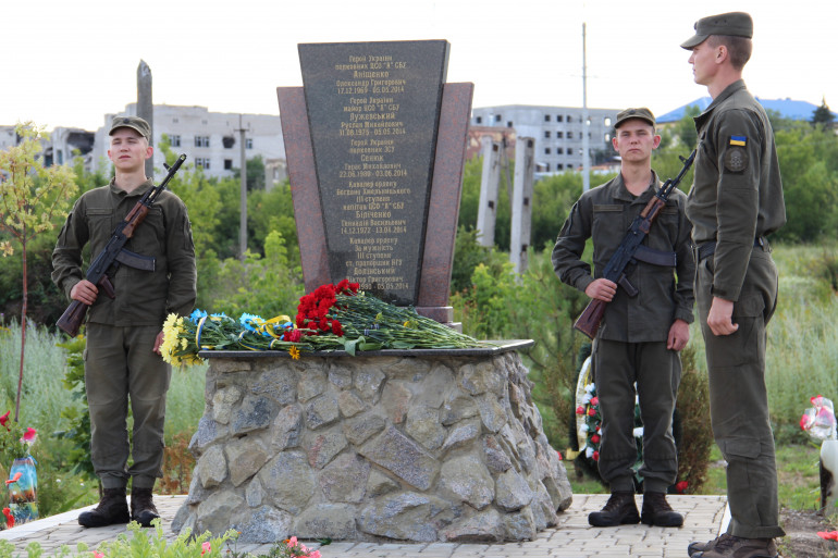В Семенівці вшанували пам'ять перших загиблих на Донбасі