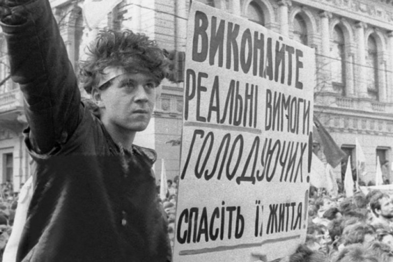 В Україні відзначається 30-річчя початку Студентської революції на граніті
