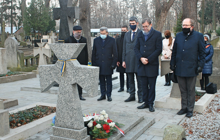 Делегація УІНП вшанувала пам’ять українських та польських військових і відвідала архів Варшавського гетто – завершення візиту