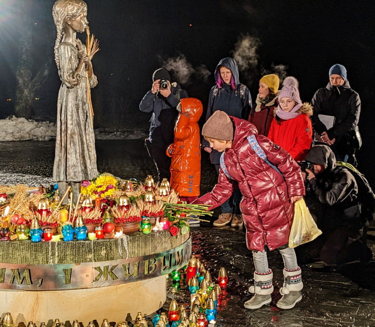 Жертв Голодомору вшанували в Києві панахидою та громадською акцією