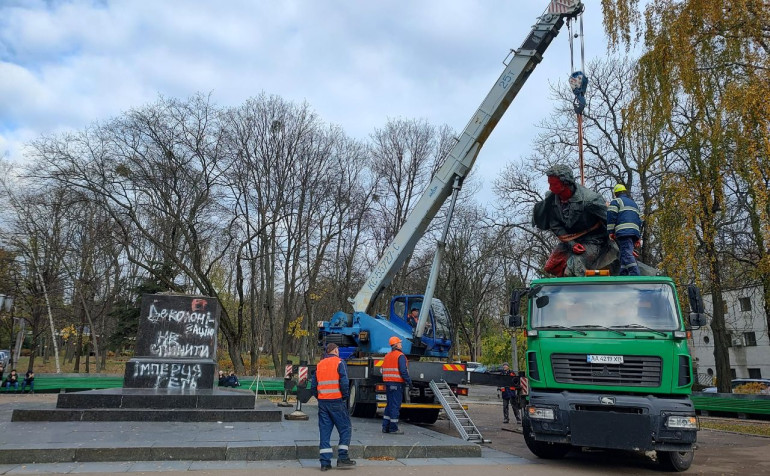 У Києві демонтували пам'ятник Олександру Пушкіну
