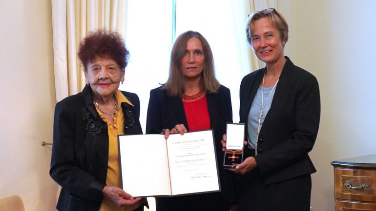 Потерпілу від двох диктатур - сталінізму і нацизму,  Надію Слєсарєву нагороджено орденом