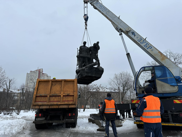 Щорс і «таращанці»: У Києві демонтували два масштабних пам’ятники радянської доби