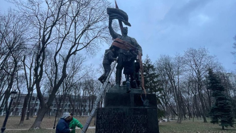 У Києві демонтували пам’ятник учасникам більшовицького заколоту «Січневе повстання»