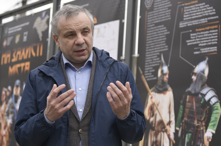 «На захисті міста»: на Контрактовій площі відкрили виставку до другої річниці звільнення Київщини