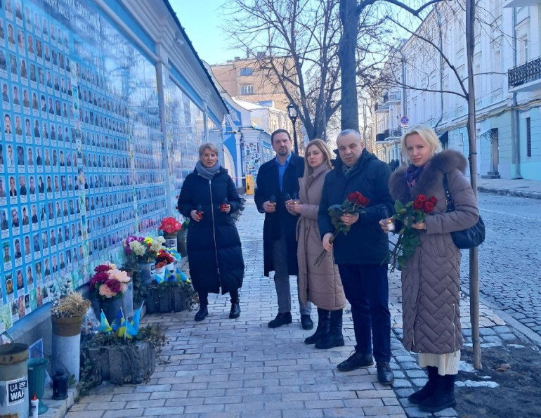 Представники Українського інституту національної пам’яті вшанували загиблих воїнів біля Стіни пам’яті