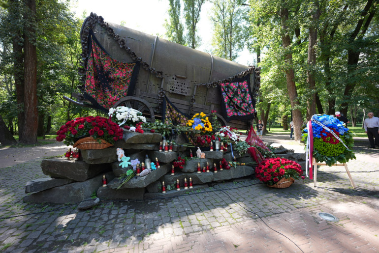 «Невидимі. Стійкість: минуле і сучасність ромів»: у заповіднику “Бабин Яр” відкрили виставку про ромів