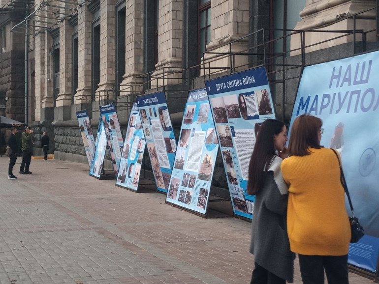 На Хрещатику можна ознайомитись з історією Маріуполя