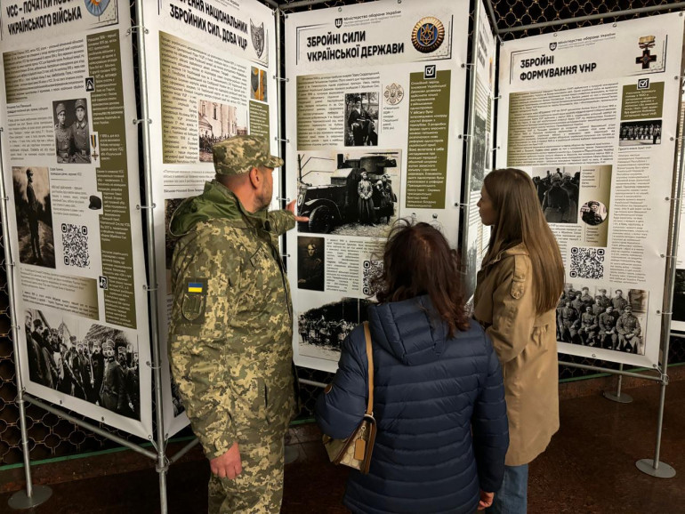 У столичному метро відкрили виставку про історію українського війська