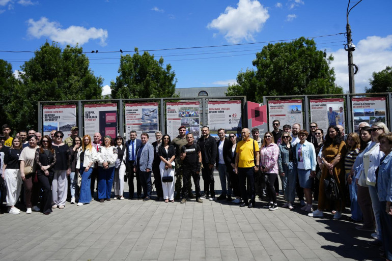 «Початок спротиву: оборона Луганського аеропорту»: у Києві відкрилася виставка, присвячена боям за летовище