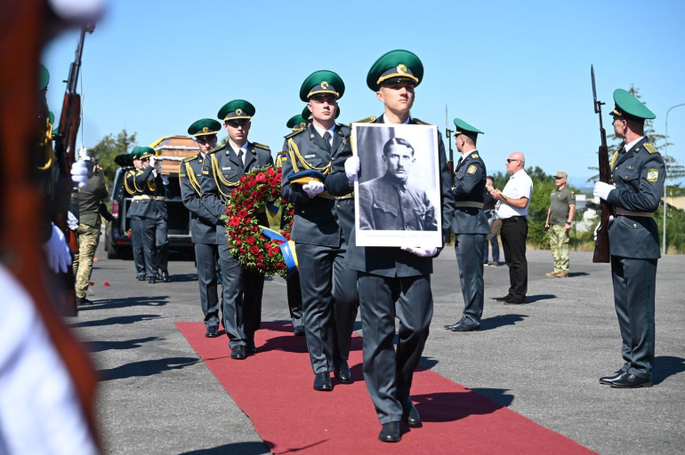 На українському кордоні урочисто зустріли полковника Євгена Коновальця